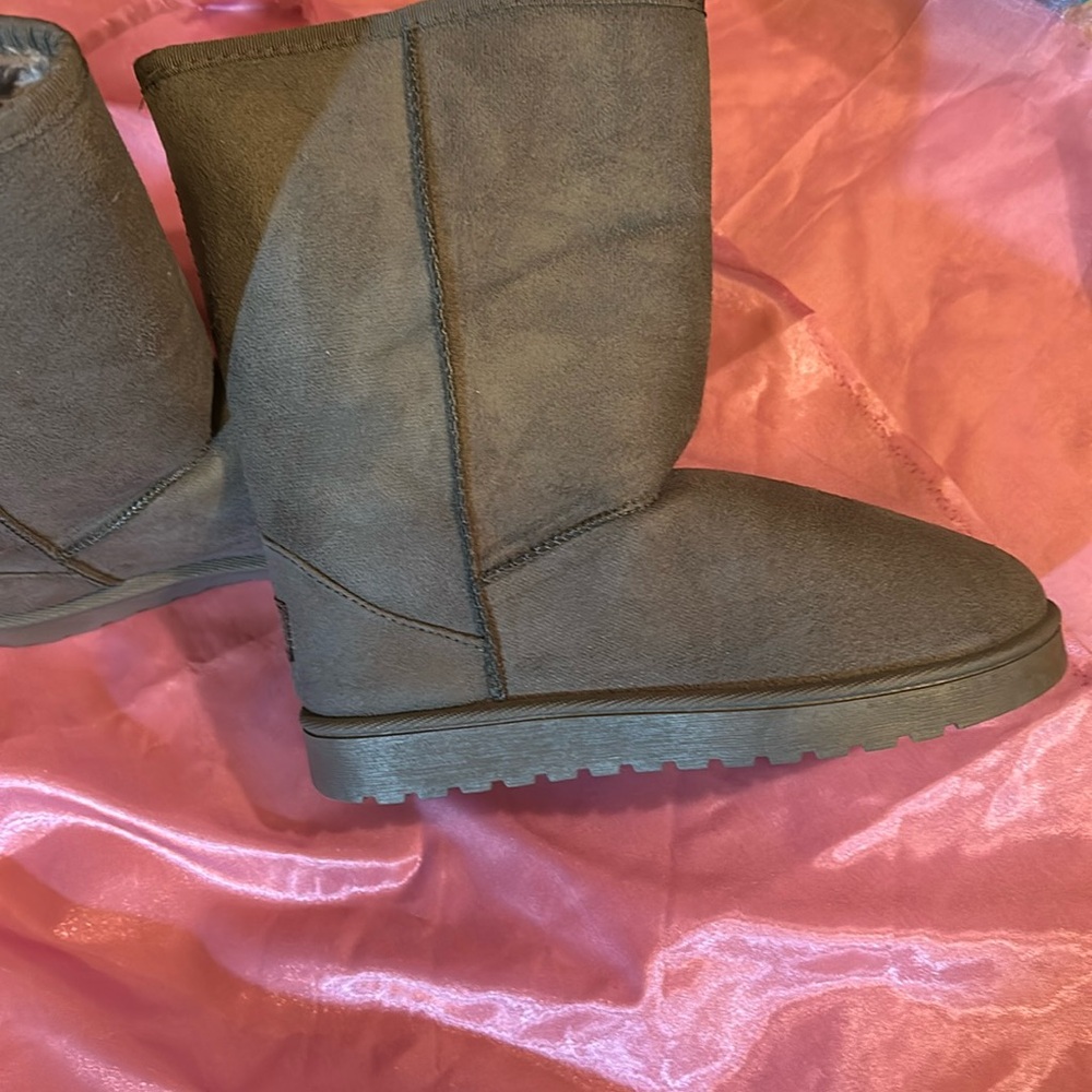 GREY North Polar all weather boots fully fur lined
BRAND NEW NEVER WORN